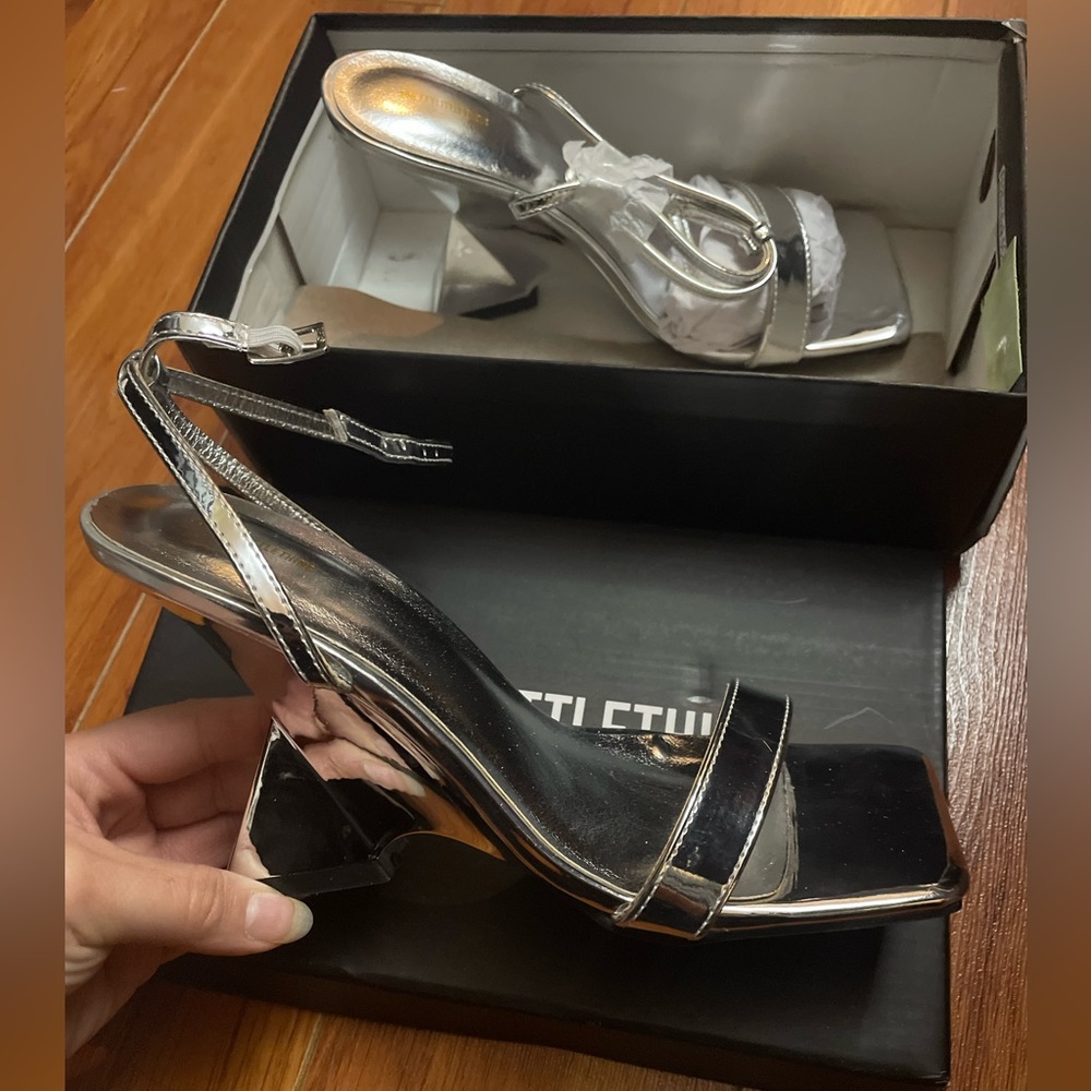 Metallic wedged heels!